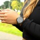 Goudkleurige OOZOO smartwatch met zwarte rubber band - Q00132 - 26146